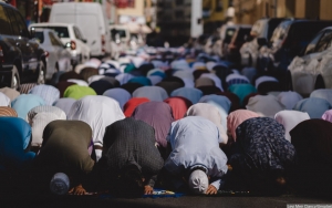 Intip Potret Salat Idul Fitri Saat Pandemi, Berlokasi di Tol Sampai Berlatarbelakang Gunung