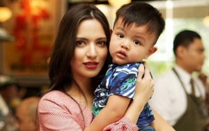 Cara Nia Ramadhani Ajarkan Anak Berdoa Jadi Sorotan, Netizen: Kok Tangannya Gitu?