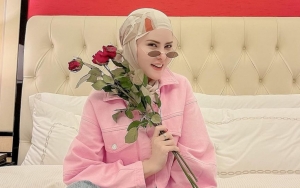 Anti Mainstream, Angel Lelga Beri THR Untuk Putrinya Berupa Emas Batangan