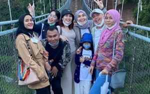 Ayu Ting Ting Dikira Langgar Larangan Mudik, Caption Ibu 'Nikmati Rejeki Anak' Bikin Miris