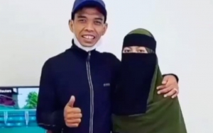 Potret Ustaz Abdul Somad dan Istri Cantik Saat Lebaran Perdana Dipuji, Sikap Pada Sang Putra Disorot