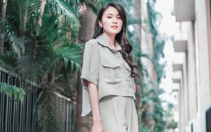 Sandra Dewi Bikin Takjub Beres-Beres Rumah Sendiri, Penampilannya Tak Kalah Jadi Sorotan