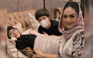 Krisdayanti Bagikan Foto Aurel Hermansyah di Kursi Roda Pasca Keguguran, Beri Nasihat Ini