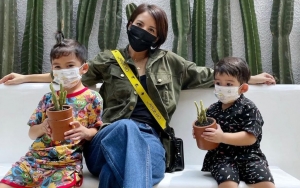 Niat Ajak Foto Bareng, Sikap Anak Bungsu Yang Malah Buka Rok Tya Ariestya Bikin Ngakak