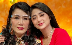 Dewi Persik 'Peluk' Hangat Rita Sugiarto, Sampaikan Dukungan Hingga Rangkul Sang Diva Dangdut