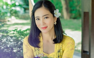 Respon Cerdas Bunga Zainal Saat Agamanya Dipertanyakan, Ikut Keyakinan Suami?