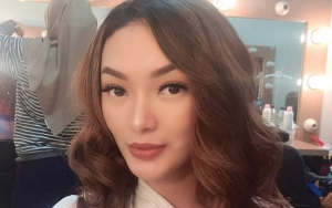 'Ngode' Masalah Rumah Tangga, Zaskia Gotik Santai Pamer Lekuk Tubuh Seksi