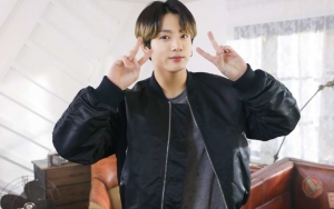 Biasa Pakai Hitam, Jungkook BTS Bikin Semua Orang Gemas Saat Tampil Imut Kenakan Pakaian Kuning