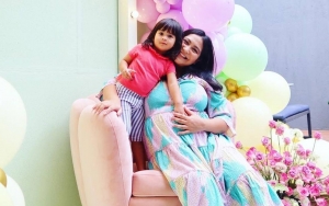 Marsha Tengker Beber Respons Taktil Kedua Putrinya Saat Bermain Pasir