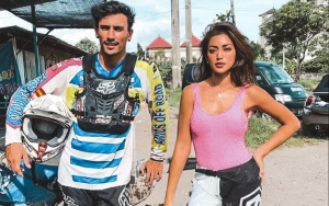  Jessica Iskandar Seksi Pakai Kemeja Polos Kembaran Dengan Vincent Verhaag, Kancing Lepas Disorot