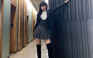Lisa memadukan  rok dan blazer didominasi warna hitam