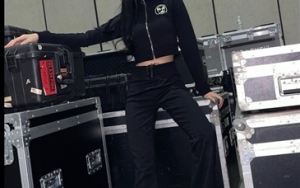 Lisa padukan celana high waist dan croptop hitam 