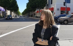 Lisa padukan blazer dan celana hitam simple