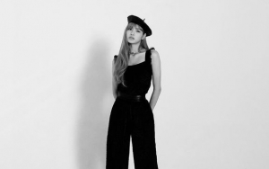 Tak kalah kece, jumpsuit hitam nuansa gothic ala Lisa!