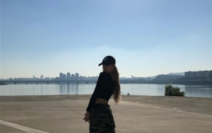 Perpaduan celana motif gelap dan croptop polos hitam buat makin Lisa kece