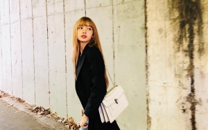 Kali ini Lisa padukan jean denim dengan blazer hitam dan heel boots hitam