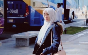 Tak melulu mengombinasi hijab dan gamis polos, Larissa Chou beri inspirasi dengan menambahkan jaket 