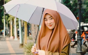 Ikuti perkembangan mode hijab, Larissa Chou kenakan gamis model umpak atau tumpuk
