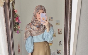 Padu padan rok, blouse, dan hijab bermotif