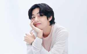 V BTS Nekat Makan Kertas Cuma Karena Pengin Dikasih Hadiah Murah Ini