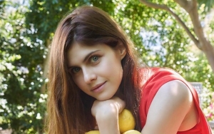 Go Public, Alexandra Daddario Perdana Kepergok Jalan Bareng Pacar Baru