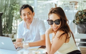 Dikenal Dingin, Suami Ayu Dewi Sukses Bikin Baper Saat Diminta Gambarkan Tentang Sosok Istri