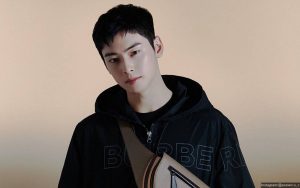 Tampan tapi Kocak, Cha Eunwoo ASTRO Bikin Fans Iri sama Patung di Foto Baru