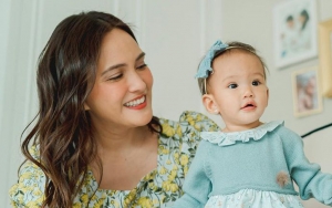 Aksi Lincah dan Aktif Baby Claire 'Uji Kesabaran' Shandy Aulia Saat Review Produk Bikin Super Gemas