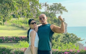 Deddy Corbuzier-Sabrina Chairunnisa Gagal Romantis, Momen 'Nyungsep' Tergulung Ombak Bikin Ngakak