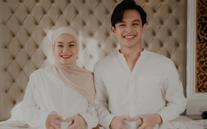 Dinda Hauw Akhirnya Melahirkan, Rey Mbayang Pamer Wajah Anak Pertama Tampan Ala Oppa Korea 