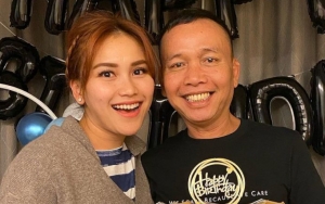 Ayah Rozak Berurai Air Mata, Kenang Cerita Soal Burger di Balik Perjalanan Karier Ayu Ting Ting