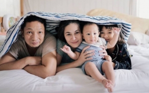 Ringgo Agus Rahman Foto Keluarga Pakai Konsep Jadul dan Tampang Datar, Horor!