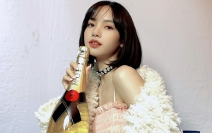 Lisa BLACKPINK Tampil Sensual dengan Outfit Berani, Seksi Banget!