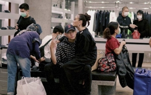 Ramai Isu Dibayari Kapal 130 Juta, Adam Pacar Agnes Monica Pose Ngupil Ledek Haters?