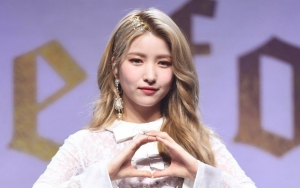 Sowon G-Friend Pose Berdiri Terbalik Saat Lakukan Pilates, Kaki Panjang Jadi Bahan Gosip