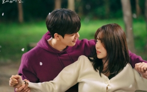 Syuting Ciuman Hot 'Nevertheless', Tangan 'Nakal' Song Kang Sentuh Han So Hee Disorot