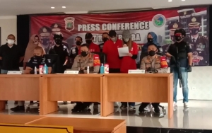 Heboh Harga Topi Nia Ramadhani Saat Nangis Dirangkul Ardi Bakrie, Netter: Branded Say 