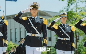 Jinyoung B1A4 dan Krystal Bikin Netizen Tak Sabar Saksikan Di 'Police University', Kenapa?