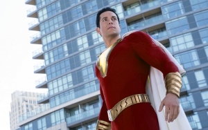Zachary Levi 'Shazam' Debut Momen Karpet Merah Bareng Wanita yang Diduga Kekasih Baru