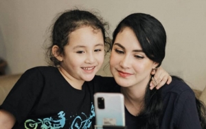 Cantik Banget, Momen Arumi Bachsin Tampil Kembaran Bareng Putrinya Ramai Disebut Bak Kakak Adik