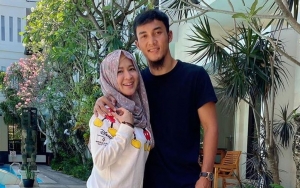 Rayakan Ultah Pernikahan ke-9 di Tempat Tak Biasa, Begini Rangkaian Doa Okie Agustina untuk Suami