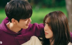 Song Kang Tunjukkan Ekspresi Malu-Malu di Depan Han So Hee Saat Syuting Adegan 'Nevertheless' Ini