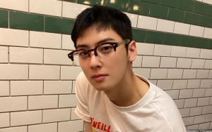 Cha Eunwoo ASTRO Tampil dengan Rambut Pink, Gantengnya Bikin Heboh