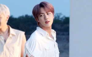 Jin BTS Disuruh Selfie Nggak Pakai Baju Gara-Gara Curhat Begini