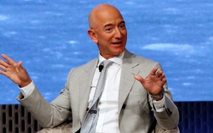 Jeff Bezos Pria Terkaya Dunia Meluncur ke Luar Angkasa Ditemani Nenek 82 Tahun dan Remaja 18 Tahun