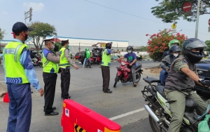 Blak-Blakan Pemerintah Tak Pilih Karantina Wilayah dan Lanjutkan PPKM Meski 'Badai' COVID-19