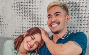 Ayu Ting Ting Kena Sindir Gara-gara Elus Wajah Robby Purba