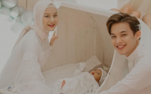 Rey Mbayang Pamer Foto Kece Lengkap Bertiga, Dinda Hauw Klarifikasi Tak Pakai Masker