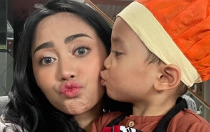 Lucunya Reaksi Putra Rachel Vennya Pertama Kali Cicipi Junk Food, Cara Makan Jadi Sorotan