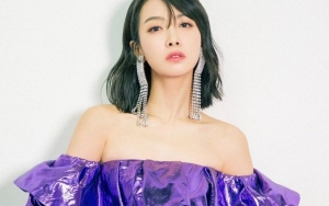 7 Potret Victoria f(x) Yang Disorot Karena Cium Rekan Artis Wanita